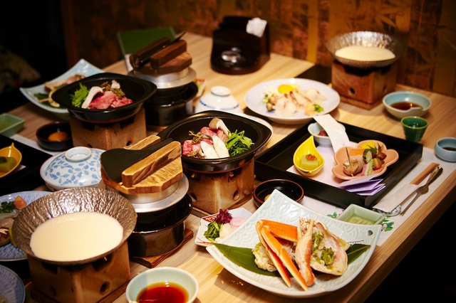 Ein traditionelles Kaiseki-Abendessen in einem Ryokan