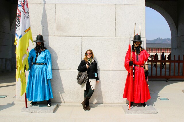 Zwischen den Wächtern des Gyeongbokgung-Palasts in Seoul