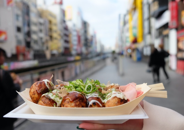 Takoyaki, traditionelles Straßenessen in Osaka
