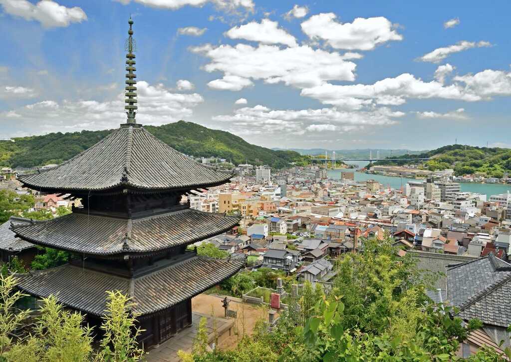 Ten'neiji-Tempel mit Blick auf Onomichi