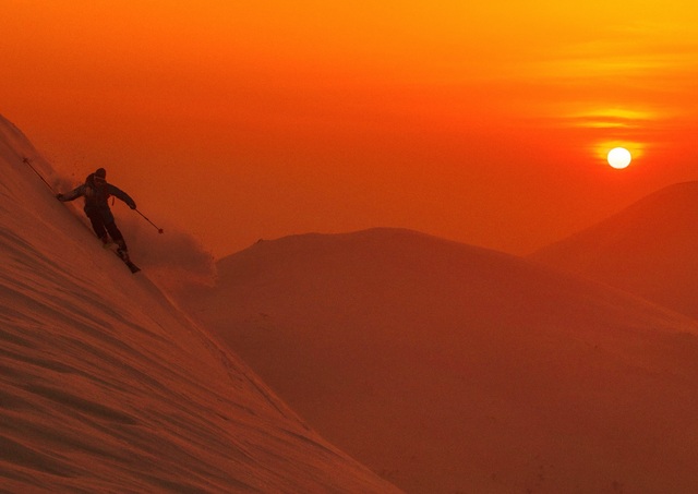 Skifahren in Niseko bei Sonnenuntergang