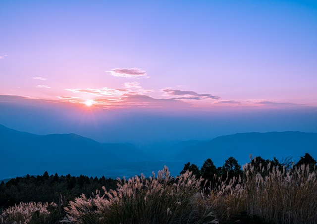 Sonnenuntergang über dem äußeren Kraterrand des Mount Aso