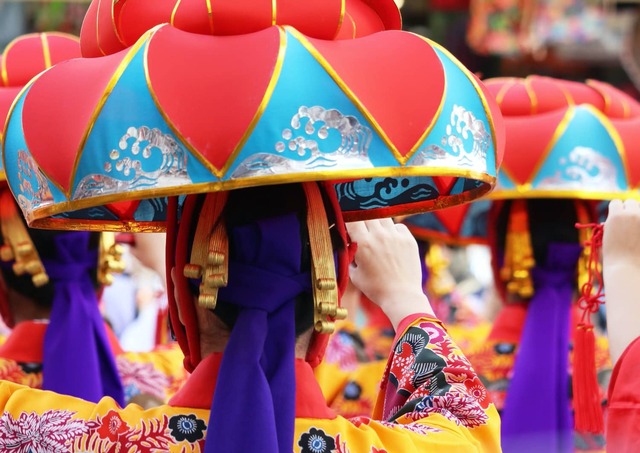 Traditionelle okinawanische Kleidung