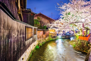 Der Fluss Shirakawa bei Nacht in Gion