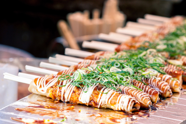 Probieren Sie japanisches Straßenessen auf dem Nishiki-Markt