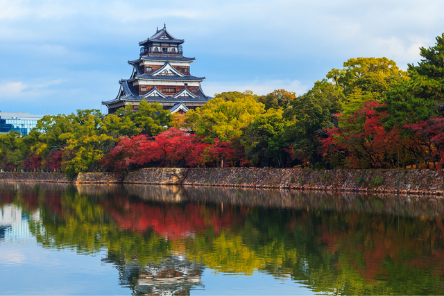 Schloss Hiroshima im Herbst