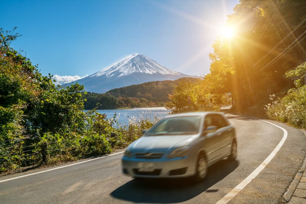 Autofahrt in der Nähe des Mt. Fuji in Japan mit Bewegungsunschärfe, die eine schnelle Bewegung auf einer Landstraße am Kawaguchiko-See zeigt
