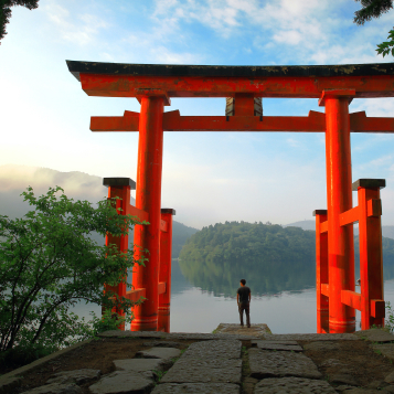 Tourist vor dem roten Torii-Tor des Hakone-Schreins am Ashi-See, Japan