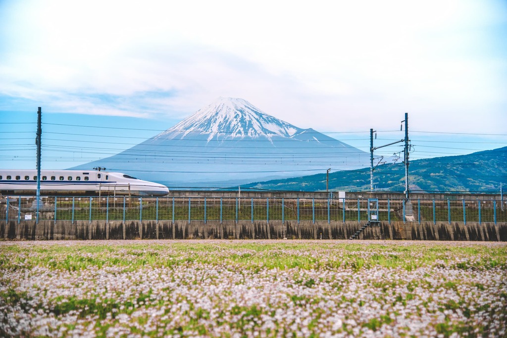 Blick auf den Mt. Fuji und Tokaido Shinkansen, Shizuoka, Japan