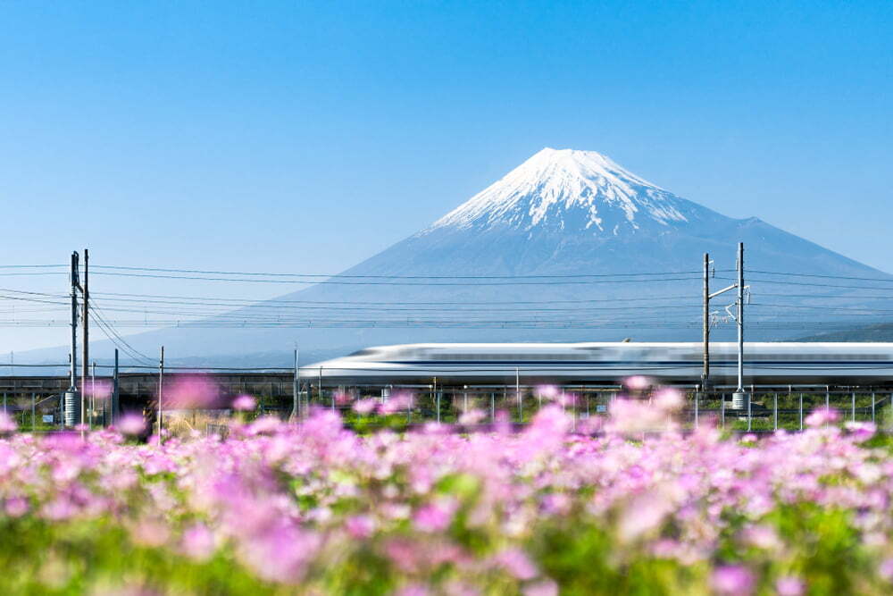 Shinkansen-Zug fährt am Berg Fuji vorbei