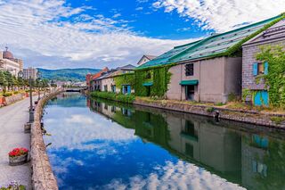 Otaru-Kanal, gesäumt von bunten Lagerhäusern