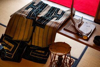 Traditionelle Kleidung der Ainu
