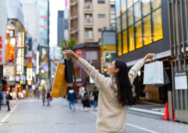 Frau beim Einkaufen in Tokio, Japan