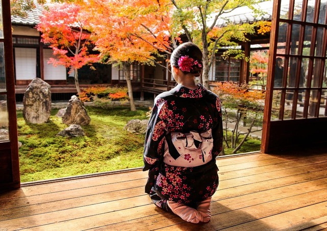 Mädchen im Kimono im Herbst in Kyoto, Japan