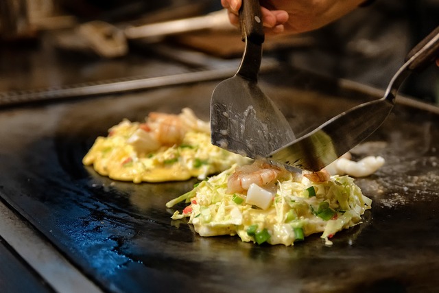 Okonomiyaki auf einer Stahlplatte zubereiten