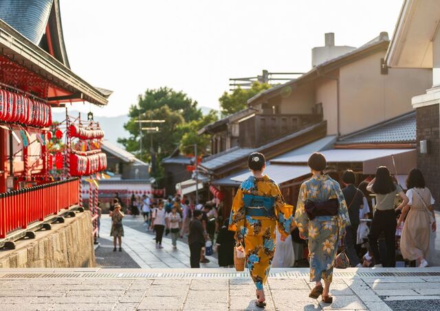 Junge Frauen tragen einen traditionellen japanischen Kimono am Fushimi-Inari-Schrein