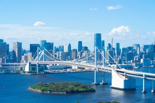 Odaiba mit Regenbogenbrücke und Freiheitsstatue
