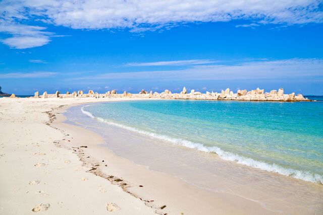 Weißer Sandstrand von Shirarahama mit türkisblauem Wasser