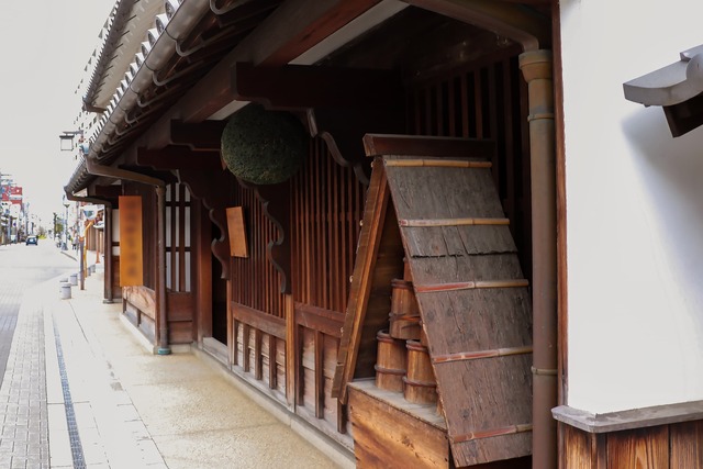 Alte Sake-Brauerei mit Sugidama (Zedernholzkugel)