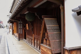 Alte Sake-Brauerei mit Sugidama (Zedernholzkugel)