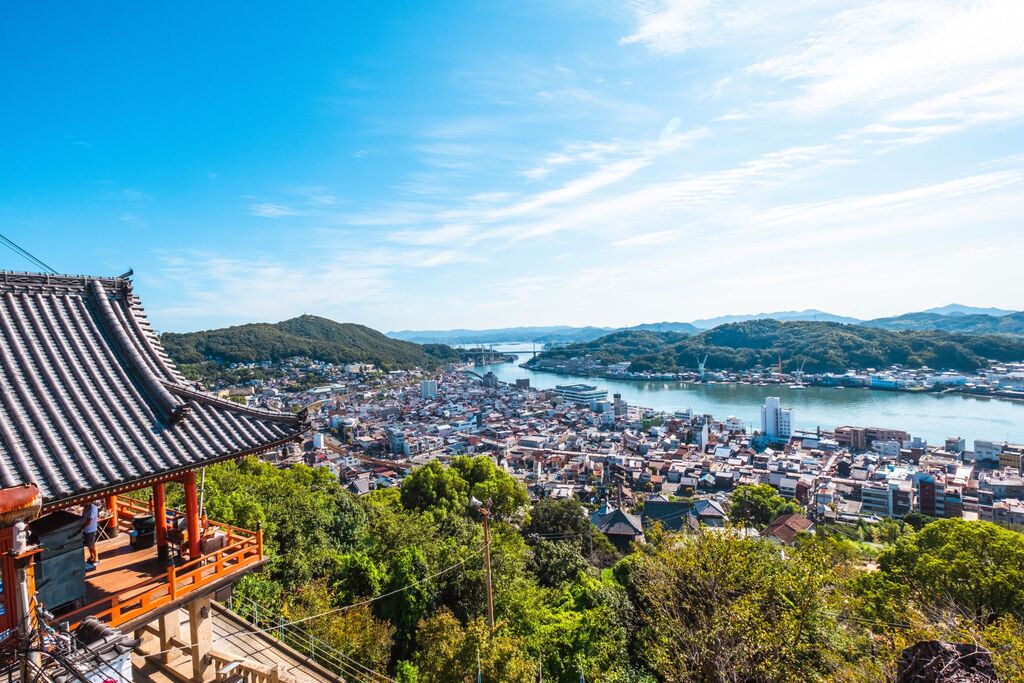 Panoramablick auf die Küstenstadt Onomichi 