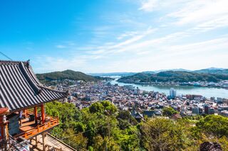 Panoramablick auf die Küstenstadt Onomichi 