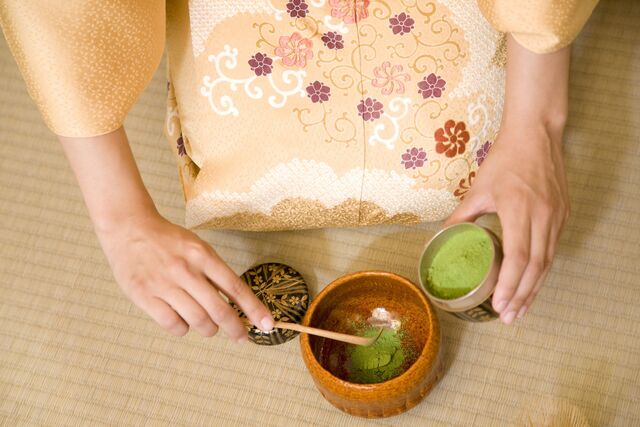 Frau im Kimono bei einer Teezeremonie 