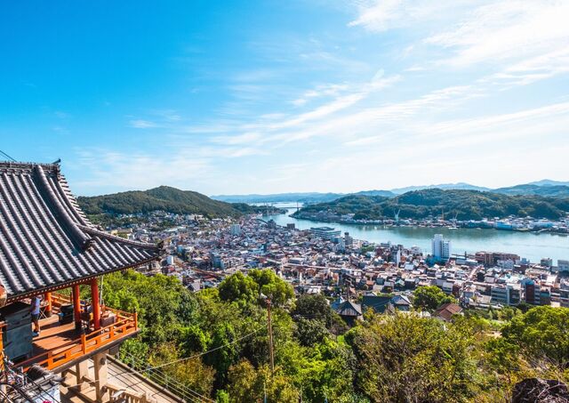 Mit blick auf das panorama der küstenstadt Onomichi