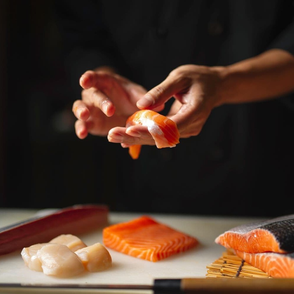 Frisches Sushi wird mit den Händen zubereitet