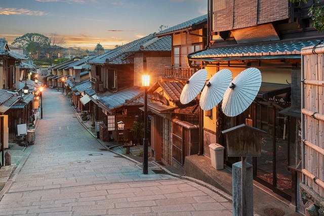 Historische Gassen und traditionelle Holzhäuser prägen das Higashiyama-Viertel in Kyoto. 