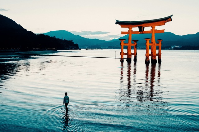 Das berühmte Torii des Itsukushima-Schreins vor der Insel Miyajima. 