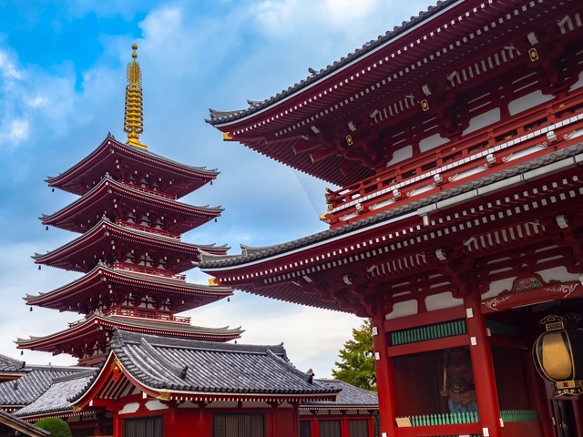 Traditionelle Tempelarchitektur im historischen Stadtteil Asakusa in Tokio. 